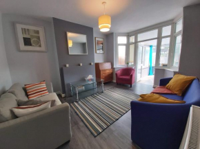 Exton House -Huku Kwetu 4 Bedroom House- Luton Airport - Group Accommodation - up to 7 people